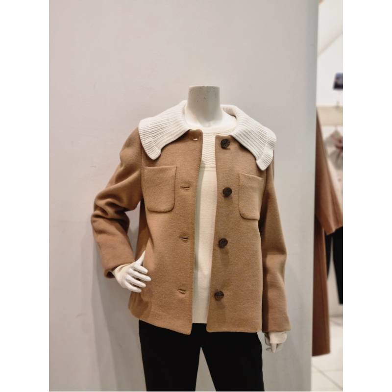 더아이잗(TheIzzat) 니트 칼라 라운드 코트 IMAA0CT01