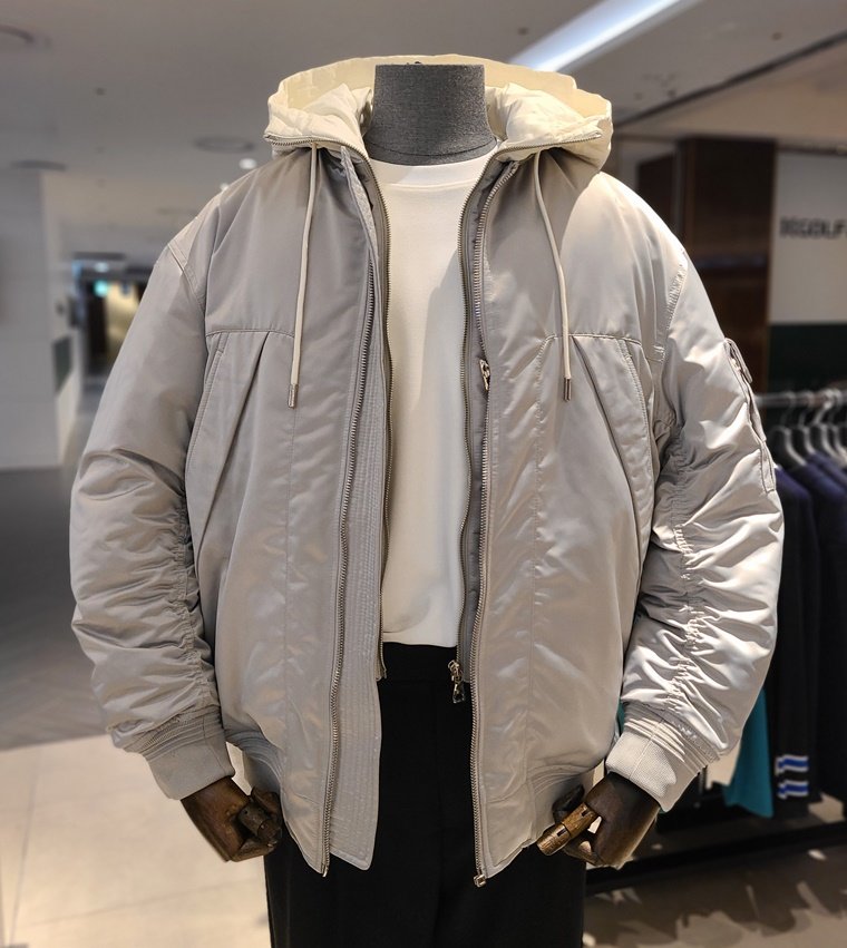 리버클래시 아울렛 남성 아이보리 후드 탈부착 구스 항공 숏 점퍼 LIW22910