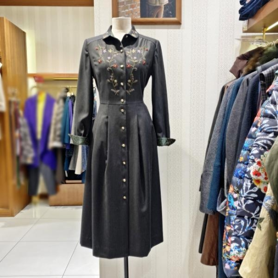 비꼴리끄 울 스트라이프 자수 원피스 B224WO1010