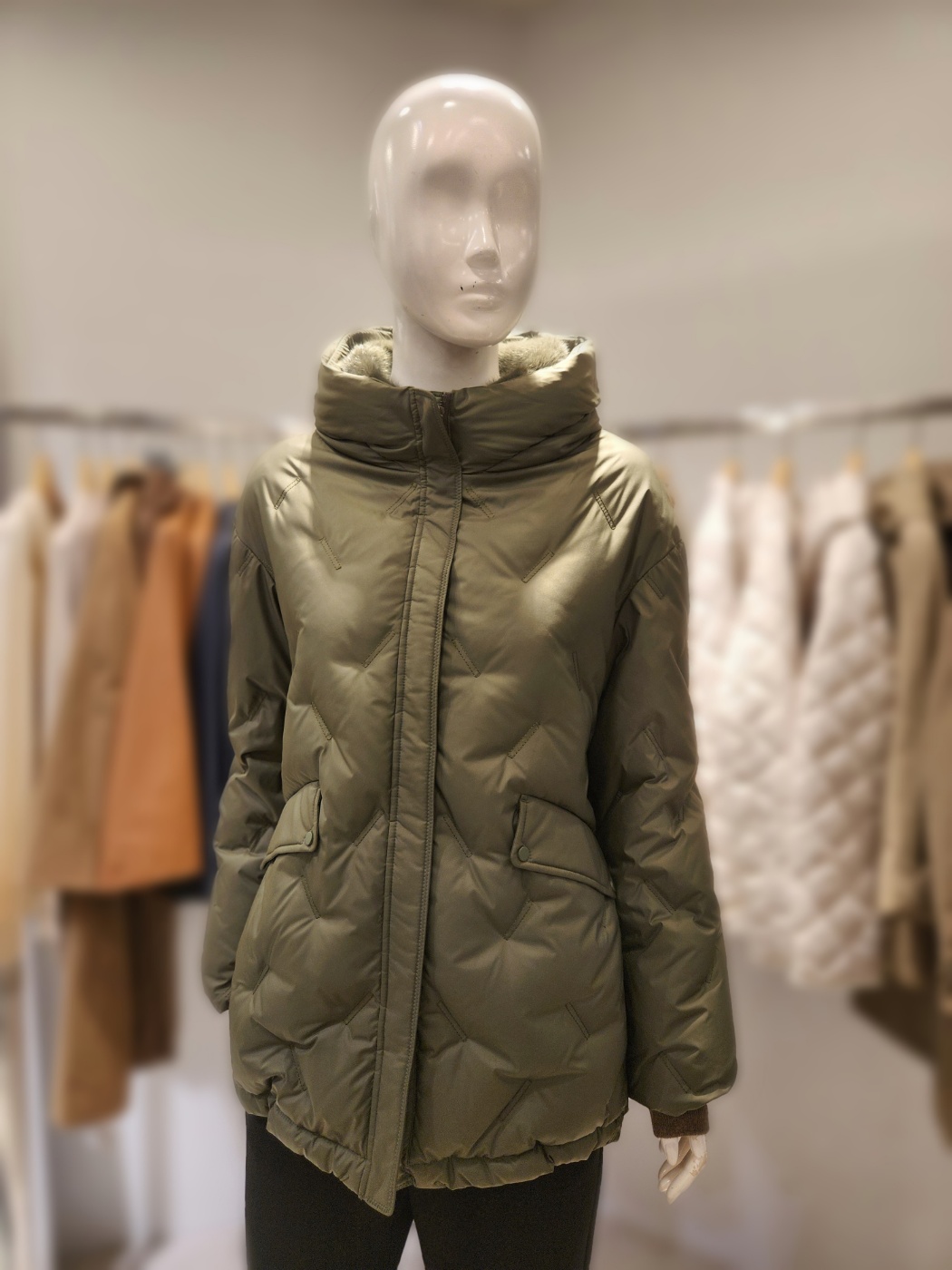 벨라디터치 밍크카라 배색 구스패딩 V1C4SP32