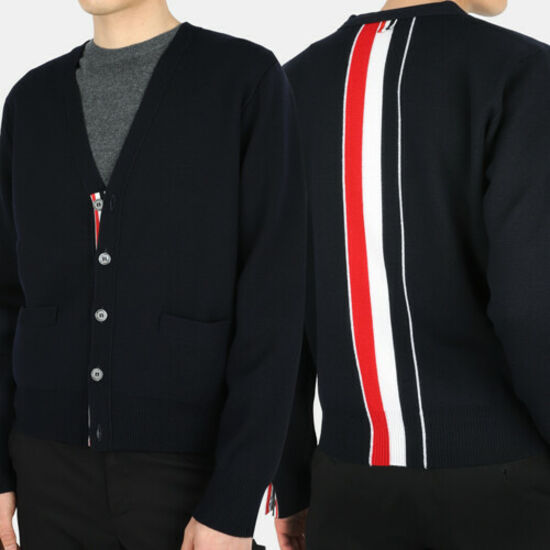톰브라운 인타르시아 센터백 스트라이프 밀라노스티치 메리노 울 가디건_MKC324A Y1002 415