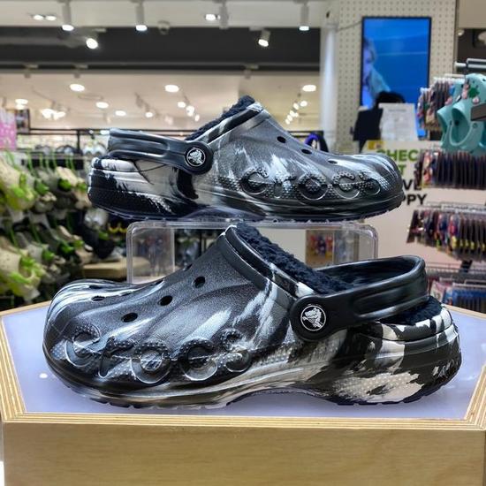 크록스 바야 라인드 마블 클로그 208333-0C4