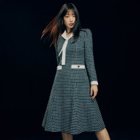 모조에스핀 슬림핏 플레어 원피스 J241MSE006