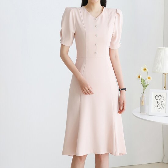 모리스커밍홈 진주 줄단추 브이넥 퍼프원피스 M2405OP085B