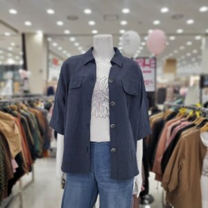 벨라디터치 셔츠형 린넨 블라우스 V1D2BL37