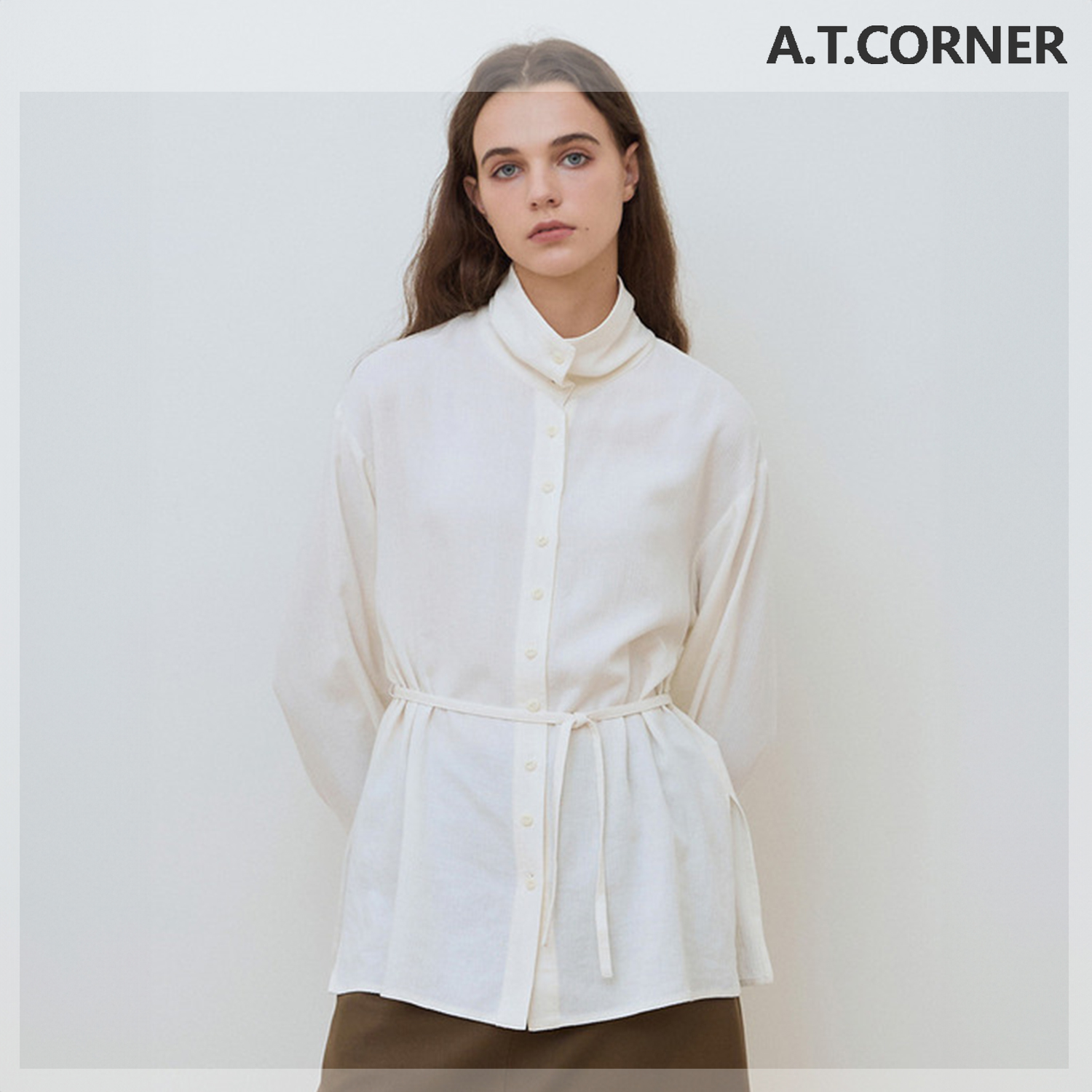 앳코너 여성 버튼포인트 하이넥 블라우스 AEBL4C409IV