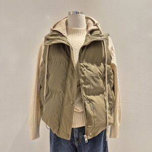 꾸즈 단추 후드니트 조끼 TQB53V6