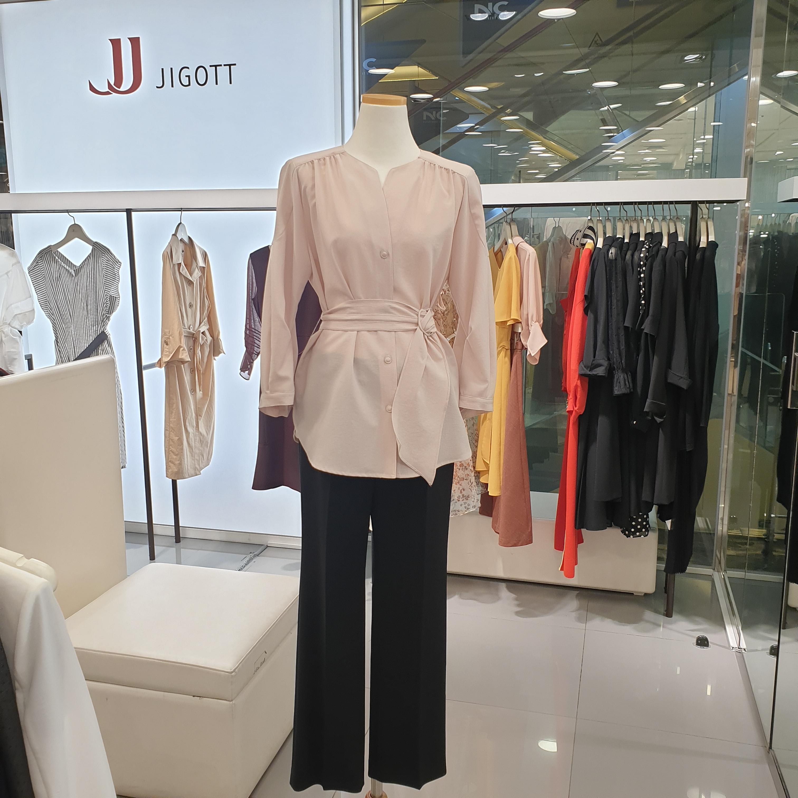 JJ지고트 슬릿넥 블라우스   GK8A0BLR2